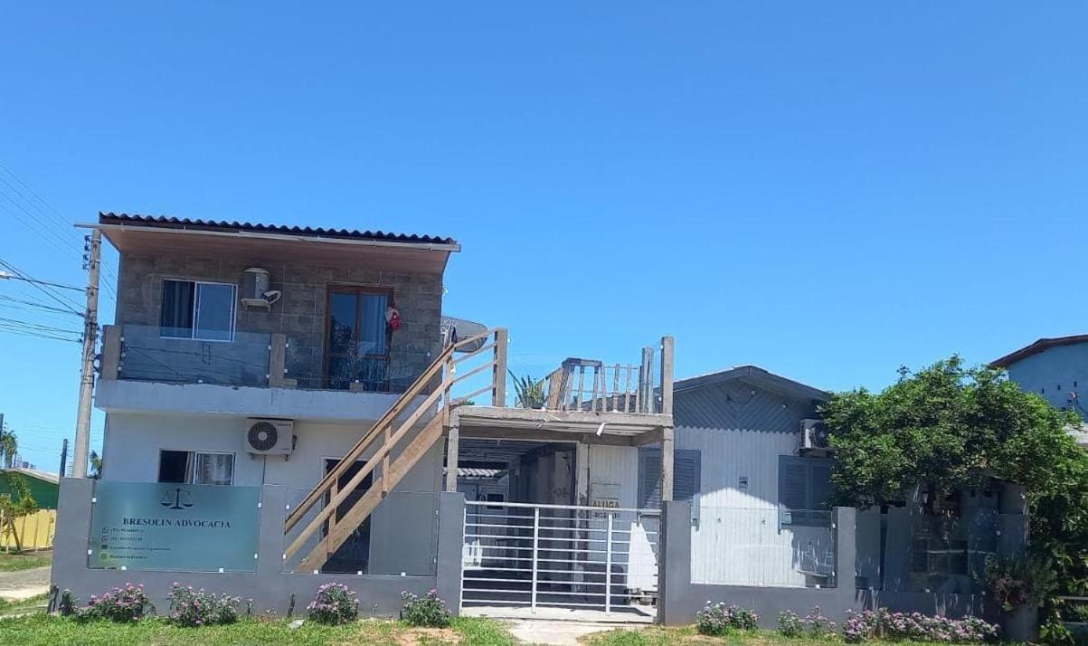 Kitnet S2 Em Torres-Rs - Na Mais Bela Praia Gaucha - Cozinha - Banheiro - Ar Condicionado - Tv Smart 32' - Wi-Fi - Estacionamento - Anfitria Superhost No Bnb Екстериор снимка